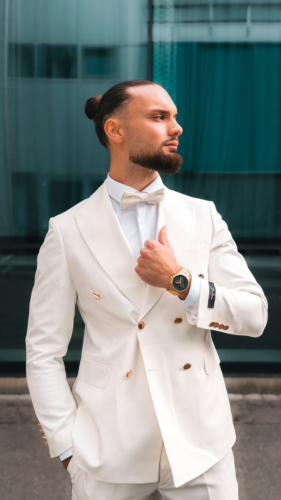 Model im cremeweissen Zweireiher mit Fliege von Bellino Moda