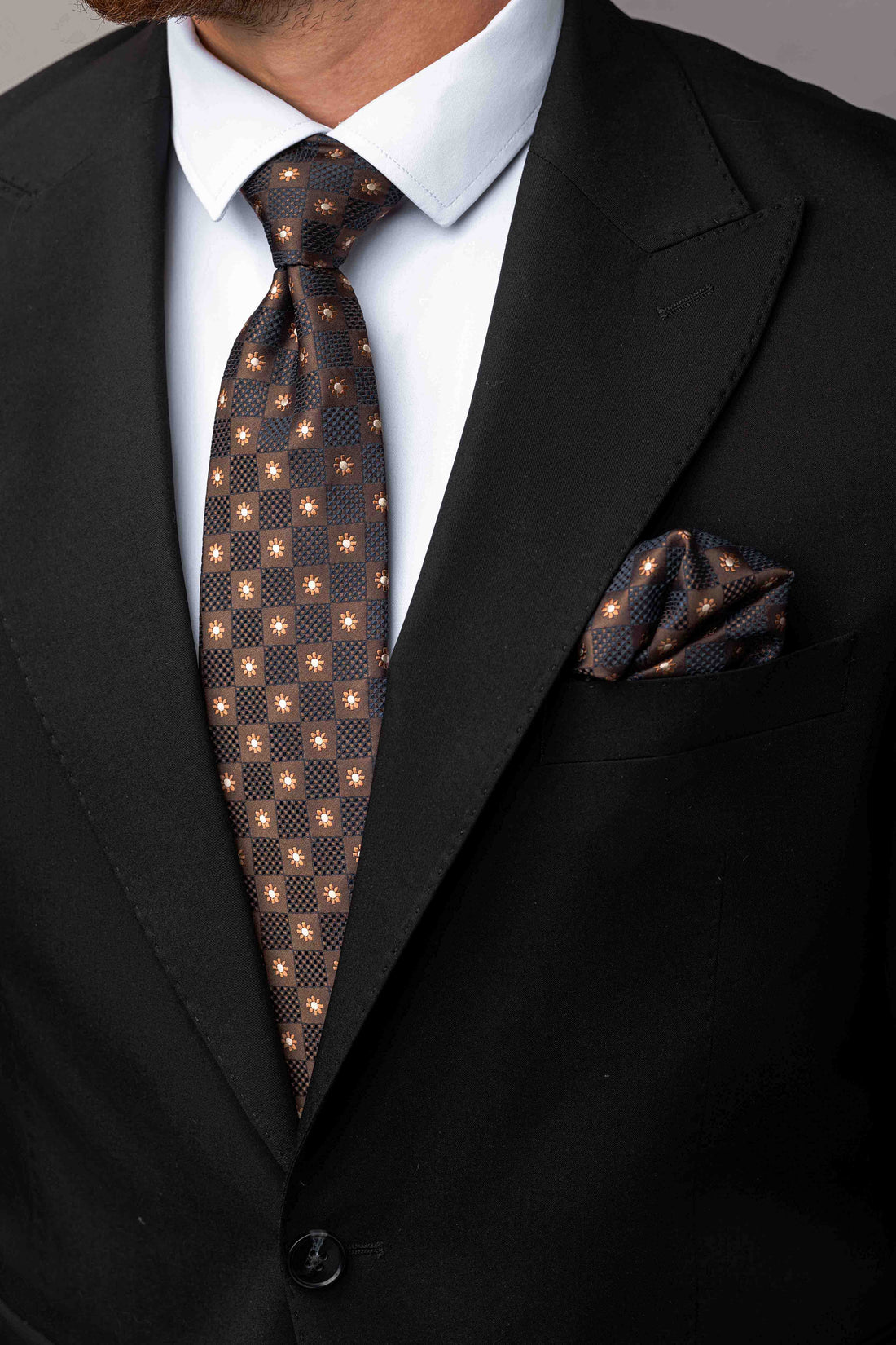 schwarze Krawatte mit bronzefarbenem Muster